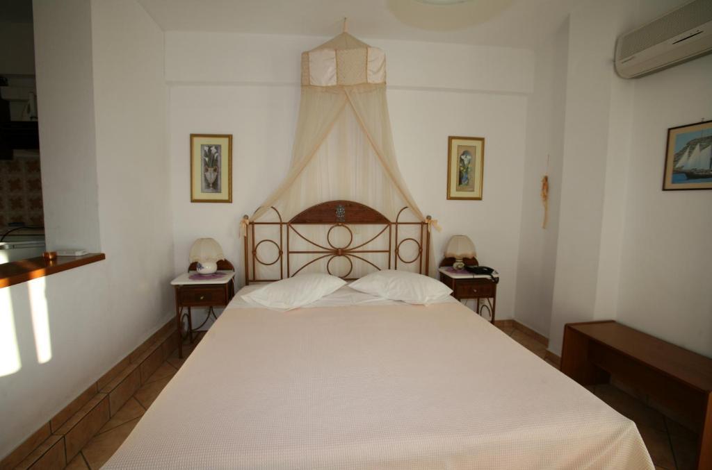 Meltemi Aparthotel Batsi  Quarto foto